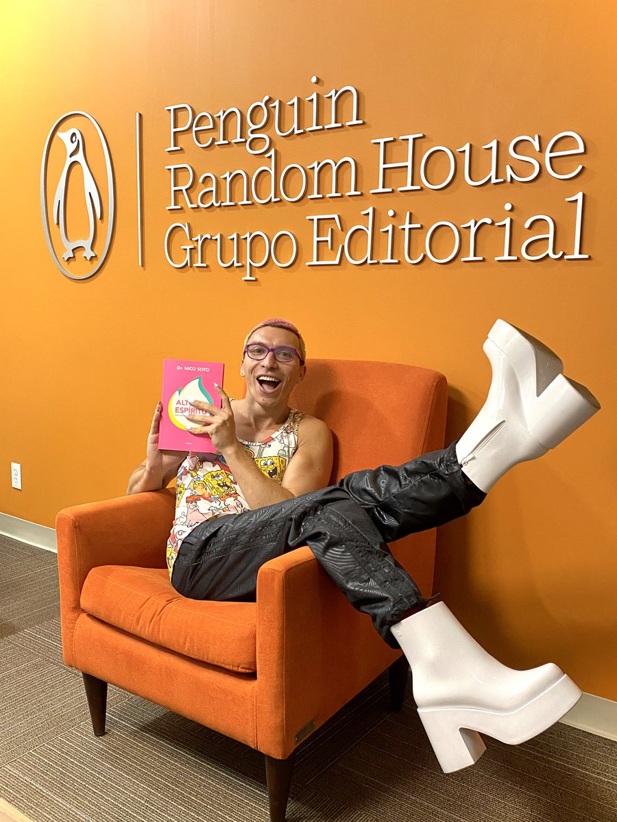 Un wachini llevó sus 3 hijes literarios a <a href="/penguinlibrosmx/">Penguin Libros México</a> en Ciudad de México y… ¡fueron recibidos con infinita pinche cabrona energy po!😍 Soñando con toda las chamaquiwi vibes para que mis libros sean un aporte integrativo bien chingón para Mexico 😍