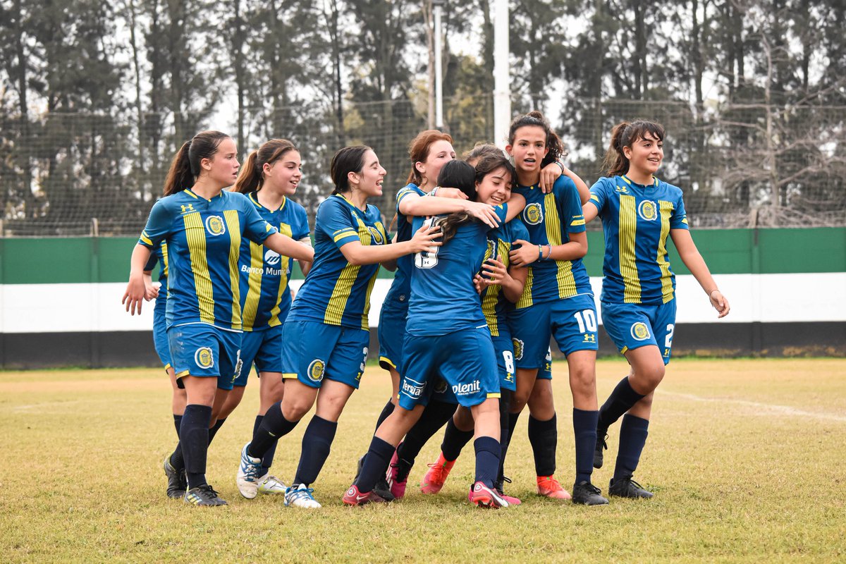 🇺🇦👊 Juntas somos más 

📍 Abrazo de gol de la #Sub14

#VamosLasPibas🔵🟡