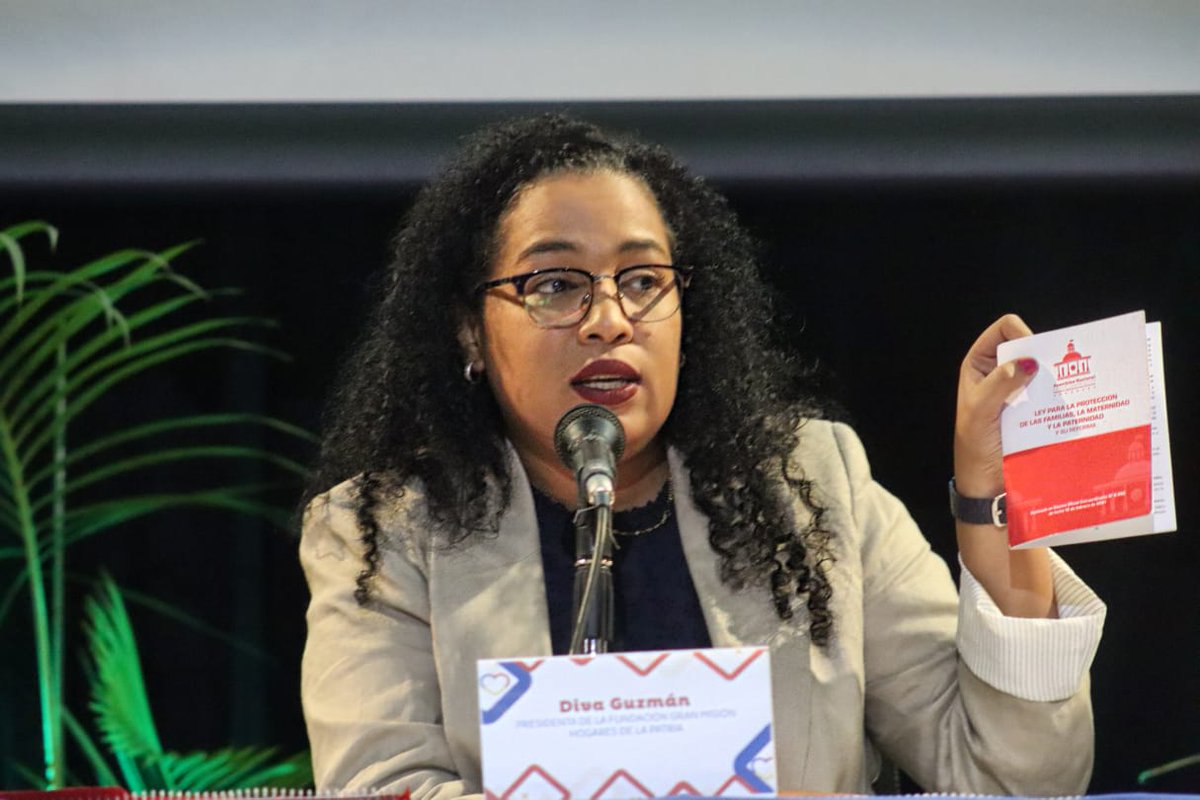 Ministra <a href="/d_guzmanl/">Diva Guzmán</a> en el Seminario de Familia: Valoramos tener una Ley para la Protección de las Familias, la Maternidad y la Paternidad que contiene orientaciones bien claras y que nos demanda seguir estudiándola y debatiéndola.

#PuebloConscienteYMovilizado