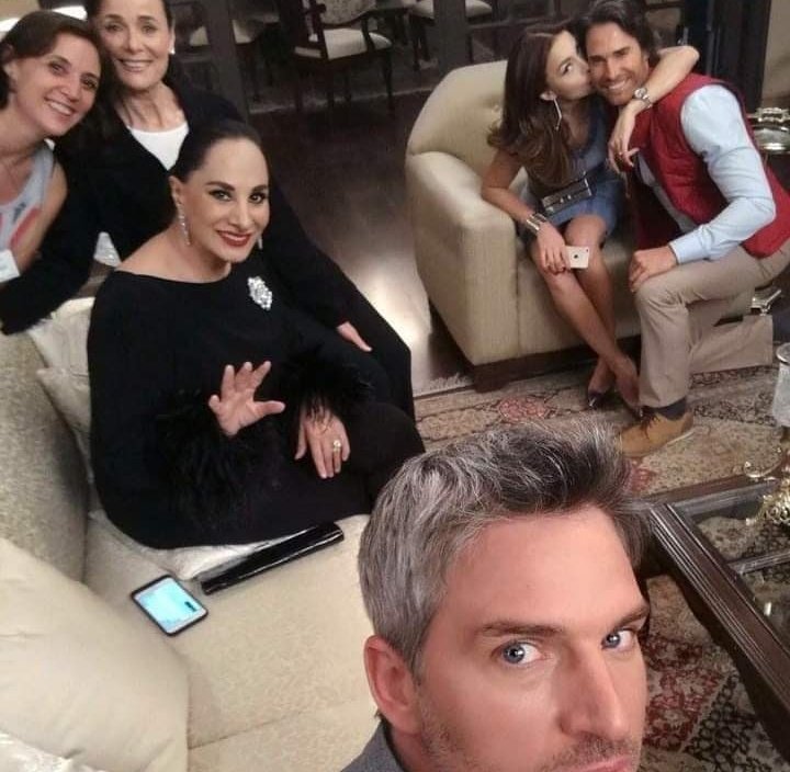 iErnestinaR's tweet photo. Foi uma honra, fazer parte durante todos esses meses, com essa história maravilhosa! Mesmo com tantos acontecimentos inesperados, uns maravilhosos, outros nem tanto, levarei cada um em meu coração!  #TresVezesAna112 
#TrêsVezesAnaFinal https://t.co/TFWTgzGiSW