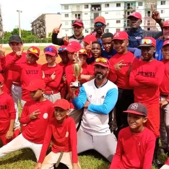 YhindraB's tweet photo. Muchas felicidades campeones ,categoría 9/10 en el béisbol ,Artemisa ganador en los juegos interprovinciales .🎊🎉🇨🇺 https://t.co/xnwDczG8Bq
