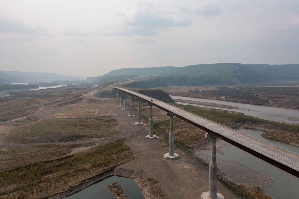Approximately 30 km of highway were realigned, improving safety and travel times along the corridor. Watch this video to see all five new bridges: youtube.com/watch?v=yxiMy9…