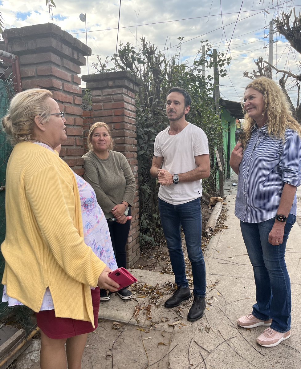 sebasneuspiller's tweet image. Estuvimos en El Pinazo junto a @ACLeguizamon para charlar con los vecinos de sus principales preocupaciones: la inseguridad, la falta de cloacas y la situación económica.

Con pasión y juntos, vamos a cambiar Pilar.

#PasiónxPilar