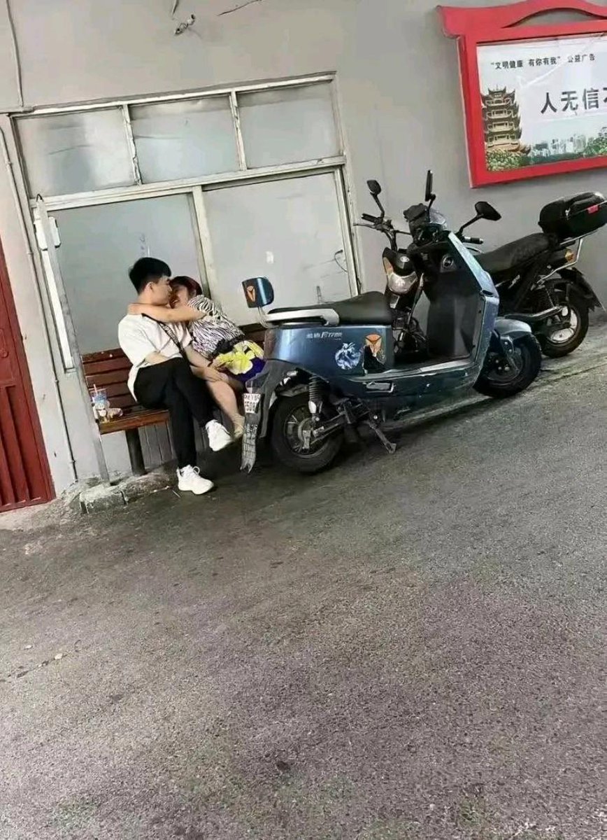 PirlosM's tweet photo. 我今年三十，三套房，两辆车，存款五百万，儿子比我大三岁，强者从不抱怨环境   #搞笑 #存款 #强者 https://t.co/8FIg9HdYFj