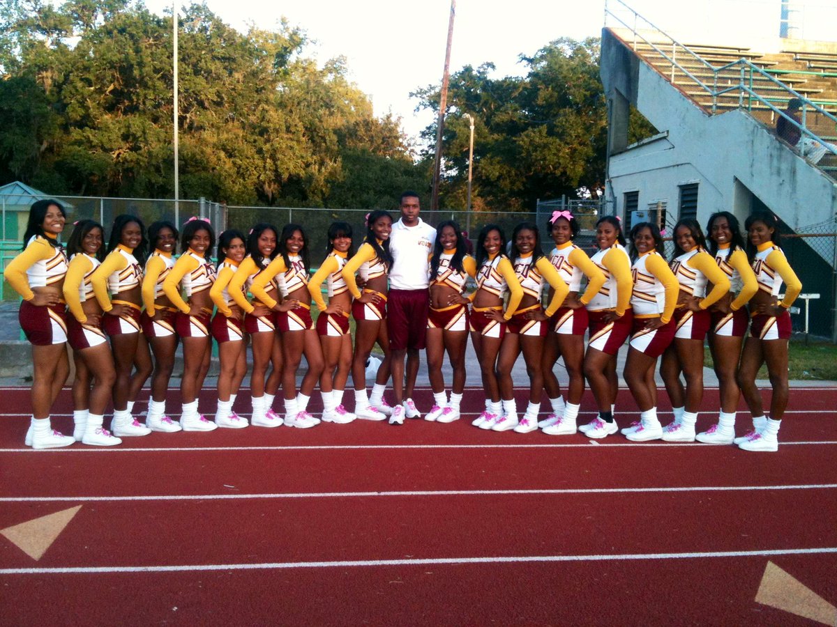 theonlyshawnab's tweet photo. Cheerleader edition!! #35Cheer 🦅🤩 https://t.co/V3jp0bL4E0