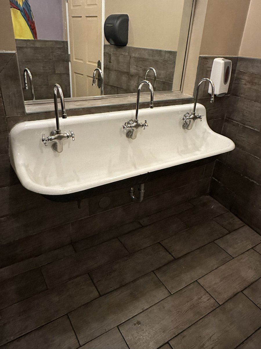 CoachEverett11's tweet photo. @FAlvarez8085 i found the perfect pissing sink for you https://t.co/7uTGfFc6NX