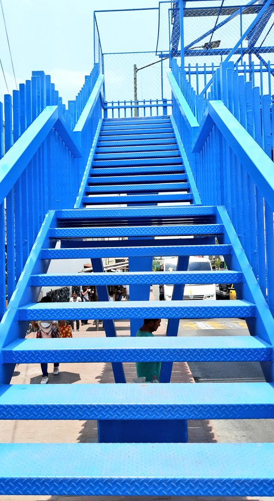 🟦🟦🟦🟦🟦🟦🟦🟦🟦🟦El muy azuloso puente peatonal recien rehabilitado en #Cuernavaca 🟦🟦🟦🟦🟦🟦🟦🟦🟦🟦 <a href="/CuernavacaGob/">Municipio Cuernavaca</a> <a href="/jluriosteguis/">José Luis Urióstegui</a> No habia otro color????😂