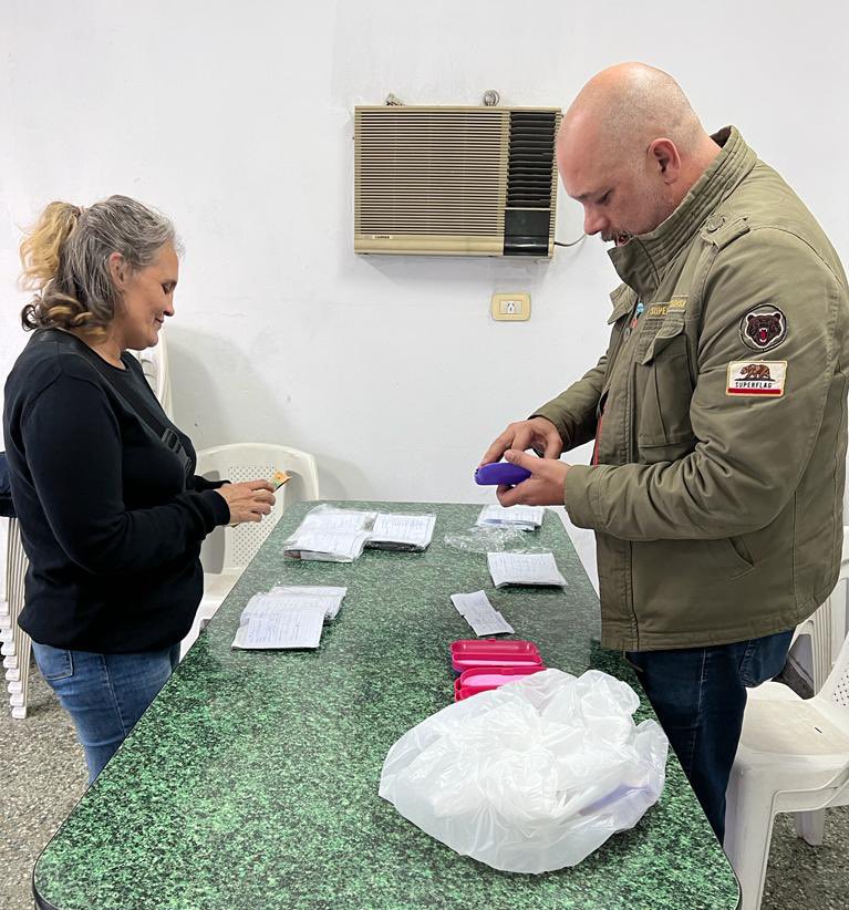 DanielNunez1960's tweet photo. Hoy los compañeros del Frente Unido realizaron la entrega de anteojos 👓 a los vecinos y las vecinas de #TalarSur, agradecemos al intendente @ZamoraJulio por el apoyo. https://t.co/IoFygnNnAT