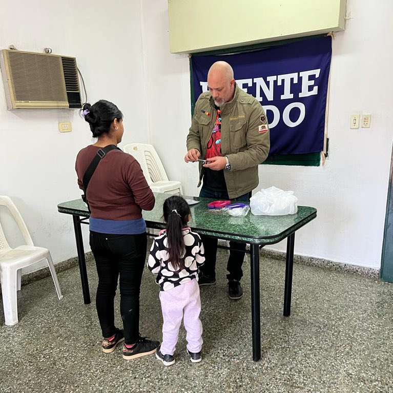 DanielNunez1960's tweet photo. Hoy los compañeros del Frente Unido realizaron la entrega de anteojos 👓 a los vecinos y las vecinas de #TalarSur, agradecemos al intendente @ZamoraJulio por el apoyo. https://t.co/IoFygnNnAT