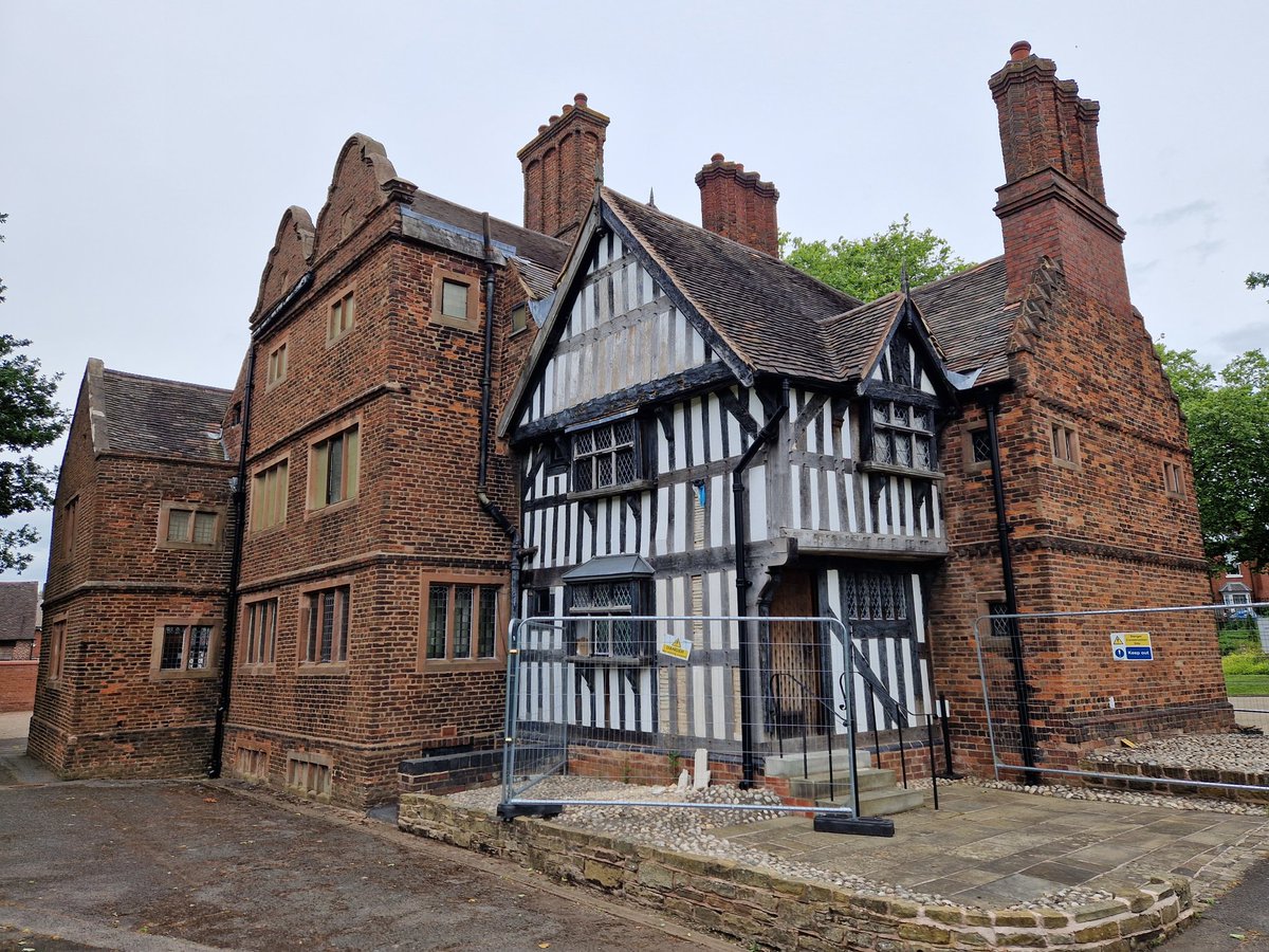 Popped over to visit the absolutely stunning @oakhousemuseum! If you get a chance you really must visit! Soooo beautiful! ❤️
#Birmingham #WestBrom #Tudor #Historic #Rare #OakHouse #Turton #BlackandWhite #Rare #Unique #Belvedere #Beautiful #Stunning #Museum #Visit #MustDo #History