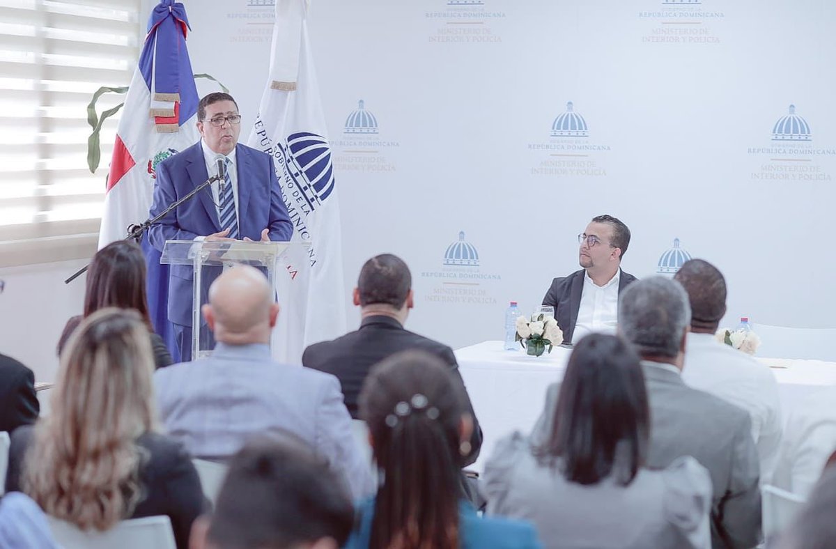 MinInteriorRD's tweet photo. ¡Lo logramos!
 Por primera vez en la historia recibimos certificaciones internacionales que nos permitirán aumentar nuestra competitividad, reducir los riesgos de soborno y detectarlos de forma oportuna. https://t.co/8IIb4taeay
