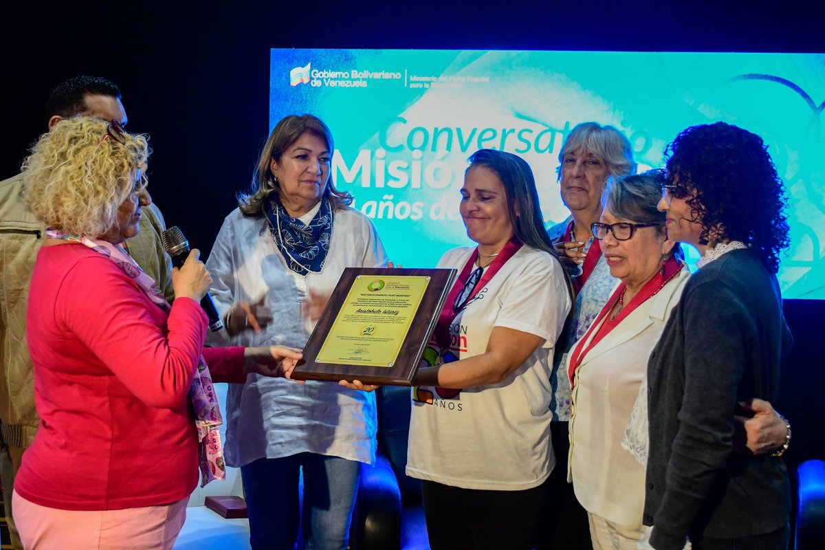¡Conversatorio Misión Robinson: 20 años de luz y conocimiento!
 
Consolidamos el acto de leer y escribir como un derecho de nuestro pueblo. Fortalecemos nuestras políticas educativas de justicia e igualdad social. 
 
#PuebloConscienteYMovilizado 
<a href="/NicolasMaduro/">Nicolás Maduro</a>
<a href="/_LaAvanzadora/">Yelitze Santaella</a>