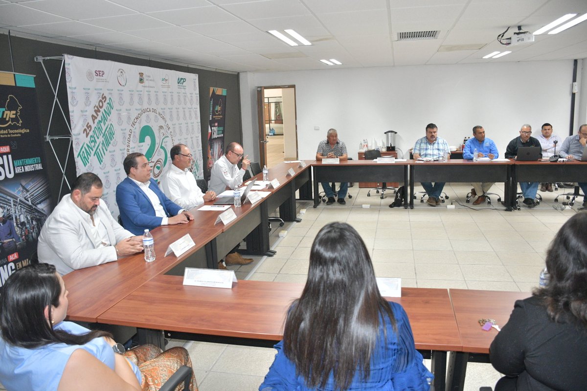 UTnortecoahuila's tweet photo. Con resultados positivos en lo académico, investigación, vinculación y formación integral, presentó el Rector Mtro. @Oscar_Lopez_E Informe Trimestral ante el Consejo en el que estuvo presente el Subsecretario @PacoOsorio, se anunciaron actividades que impulsarán la Institución. https://t.co/j2q932Od4w