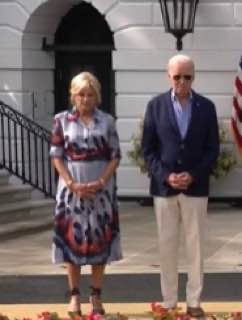 FanaTeresafana's tweet image. I'm sorry to break it to you, Jill, but those lovely floral Oscar de la Renta dresses don't suit you. They will undoubtedly look much better on your daughter and granddaughter, so please give them to them. And see a wardrobe expert because you appear to be a tablecloth.🤦🏻♀️