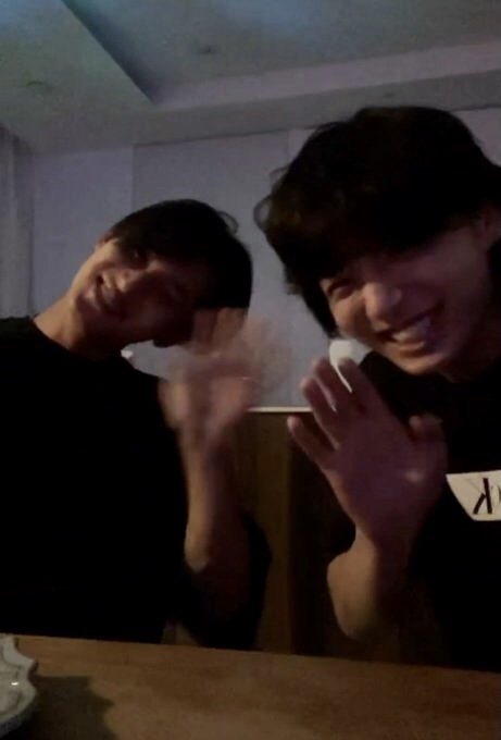 taelovekoo2's tweet photo. Nuestro 🐰 ahora debe estar dormidito 😴luego del live a las 4am 😂 junto a Mingyu de Seveenten
#line97 
#JungKook 
#MINGYU 
#SEVENTEEN 
#BTS https://t.co/Oo6VdNzGP1