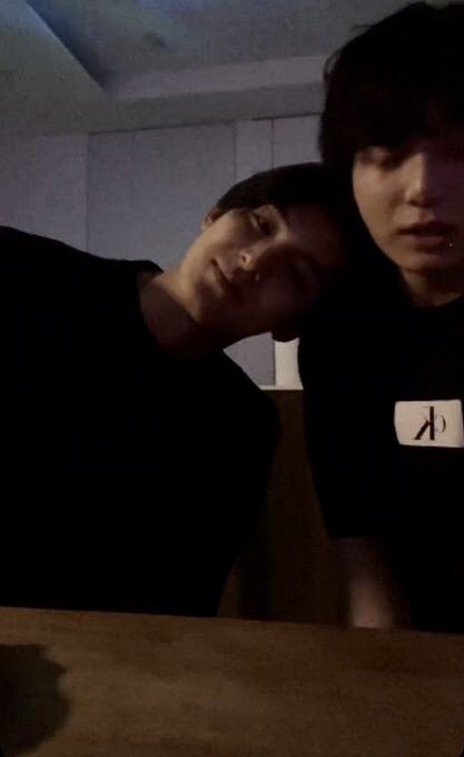 taelovekoo2's tweet photo. Nuestro 🐰 ahora debe estar dormidito 😴luego del live a las 4am 😂 junto a Mingyu de Seveenten
#line97 
#JungKook 
#MINGYU 
#SEVENTEEN 
#BTS https://t.co/Oo6VdNzGP1