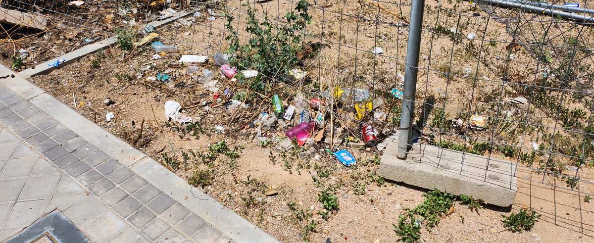 pablitus2012's tweet photo. @AvComillas @Lineamadrid @MADRID , hemos pedido muchos vecinos poner una bara de hierro en ese muro ,pero desde @MADRID nos dicen q no hay presupuesto ,así queda la calle en el después @madridreclama @AscoMadrid @012CMadrid @Lineamadrid https://t.co/fvyY1m9DWO