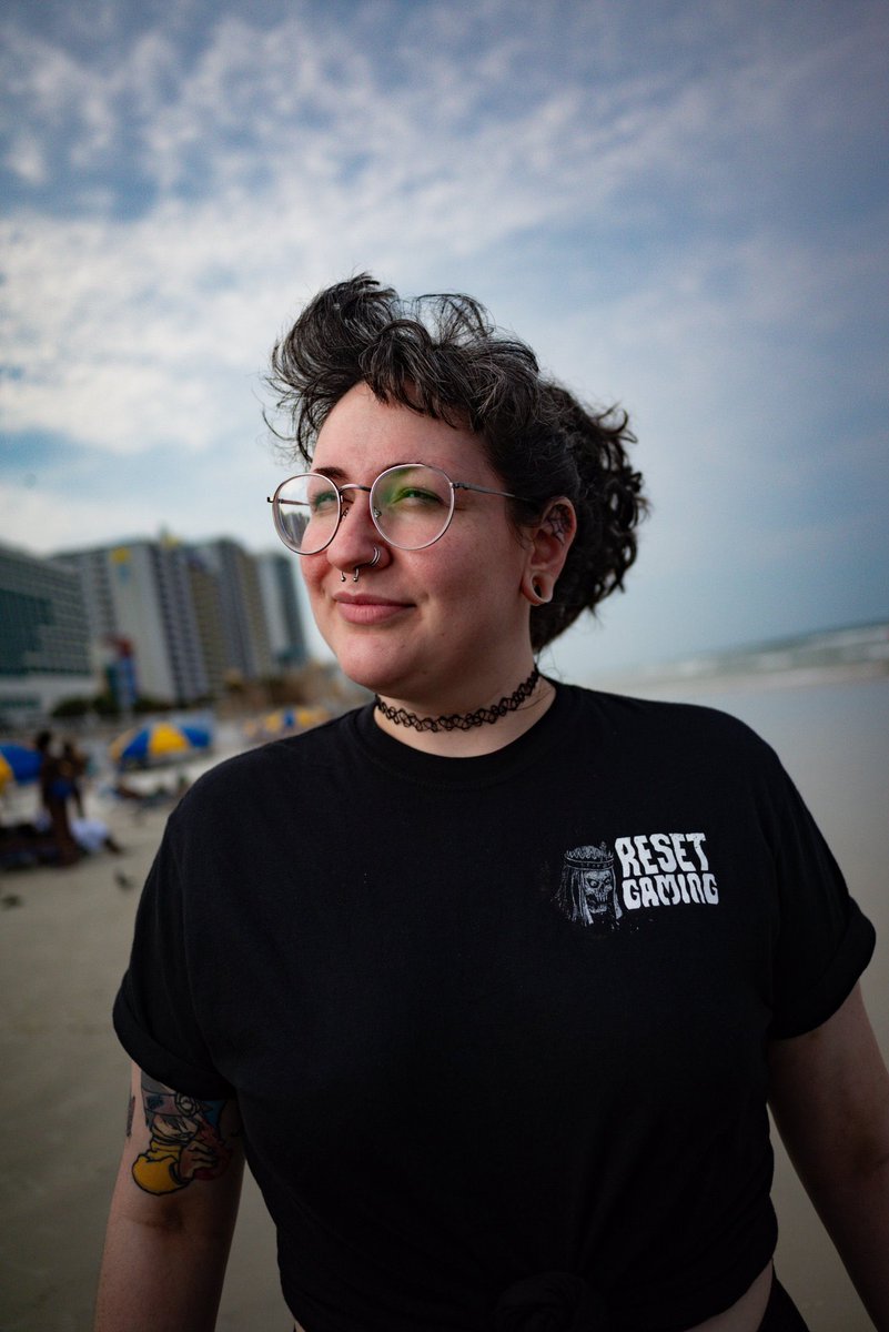 Mrs_Vakarian_'s tweet photo. Impromptu beach shoot with @RellFGC featuring this sick @ResetGG shirt!🕹️ https://t.co/BzRdUHmNw3