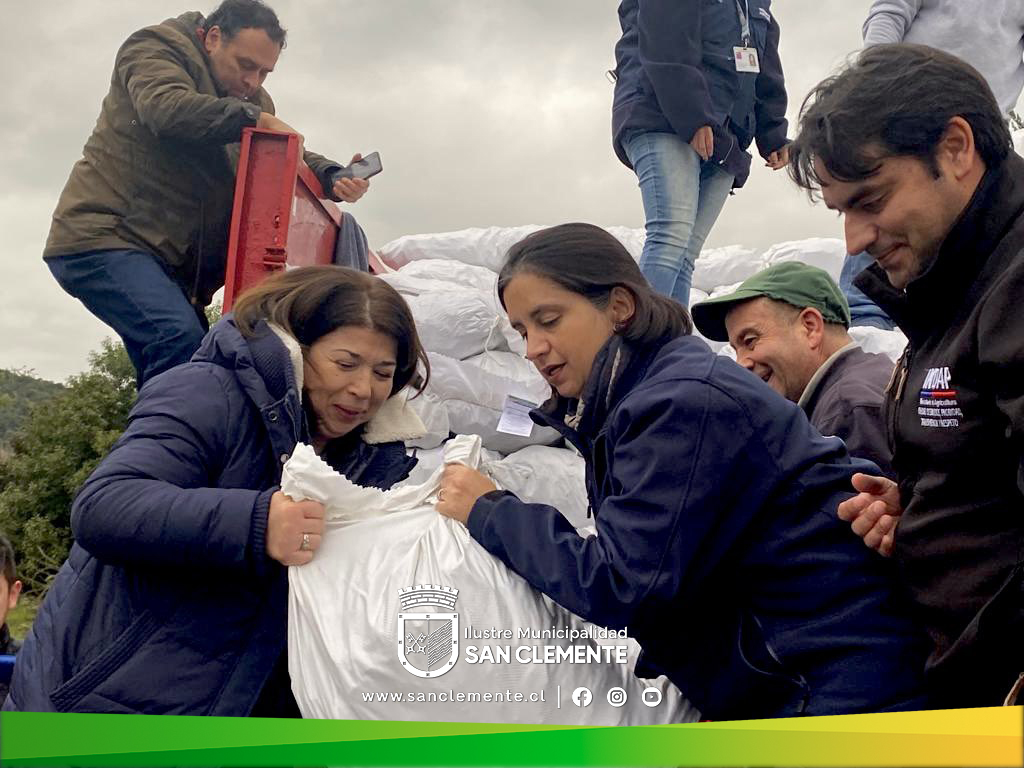 imsanclemente's tweet photo. ✅ San Clemente recibió las primeras ayudas del @GobiernodeChile a nivel país, para 227 agricultores de Las Garzas, Vilches y Corralones afectados por las lluvias, con la visita de @Sub_Agricultura y la presencia de la 𝗔𝗹𝗰𝗮𝗹𝗱𝗲𝘀𝗮 𝗠𝗮𝗿𝗶́𝗮 𝗜𝗻𝗲́𝘀 𝗦𝗲𝗽𝘂́𝗹𝘃𝗲𝗱𝗮. https://t.co/xM5H72fAGV