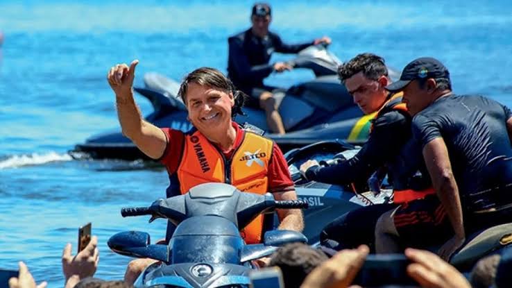 SergioAJBarrett's tweet photo. Mas então o Bolsonaro, que se preocupou em zerar impostos de jet skis, balões, dirigíveis e veleiros, agora diz que a atual Reforma Tributária, com ampla margem de consenso, é um "soco no estômago dos mais pobres"?    
É o cinismo do golpista? https://t.co/LC6x3lYWO6