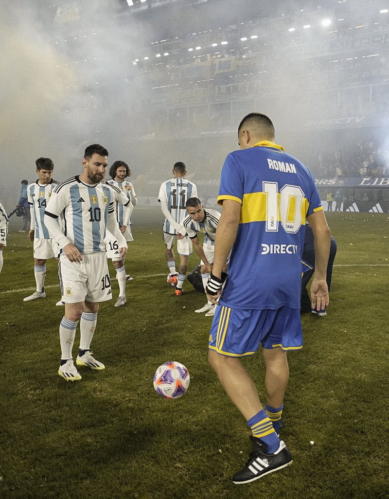 Nunca una pelota de fútbol fue tan feliz como en ese preciso momento