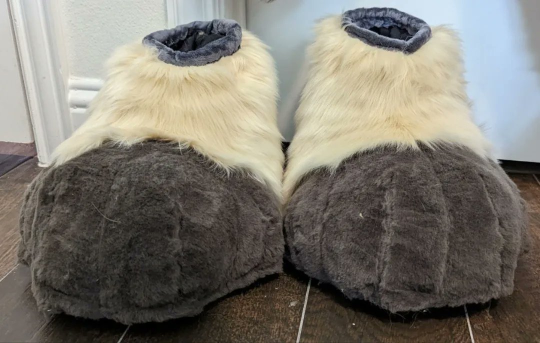 Sunnydawgstudio's tweet photo. @PinkusCottage We specialize in small fursuit parts, such as paws, feet, tails, and armsleaves! https://t.co/XkDD1jphOI