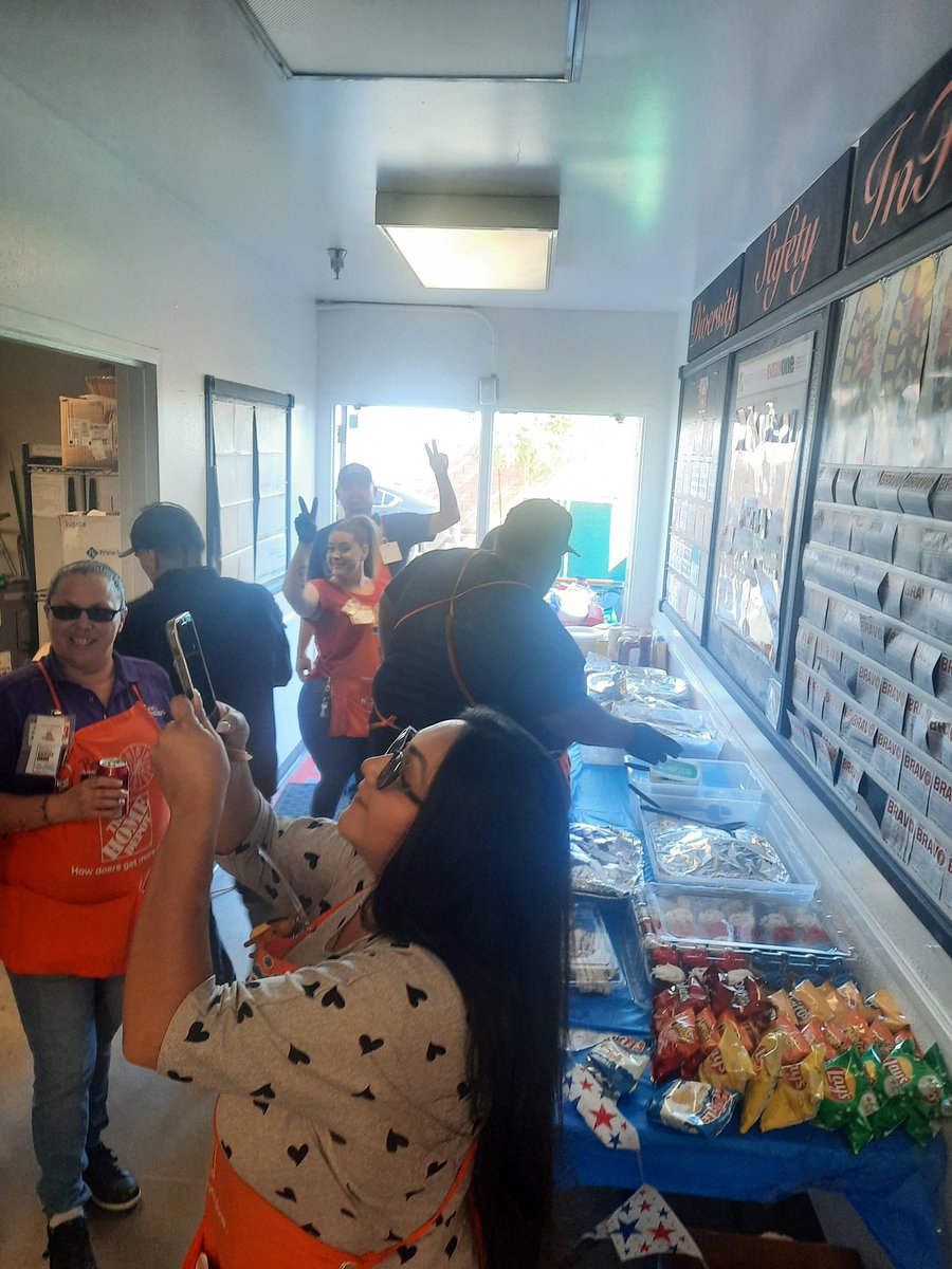 PBernalHD's tweet photo. This is the spirit of #teamlaquinta ! Thank you for delicious food @katiebertoldi 🧡 HAPPY 4TH EVERYONE ✨️❤️🤍💙🎆 https://t.co/jKeMTeIFbi