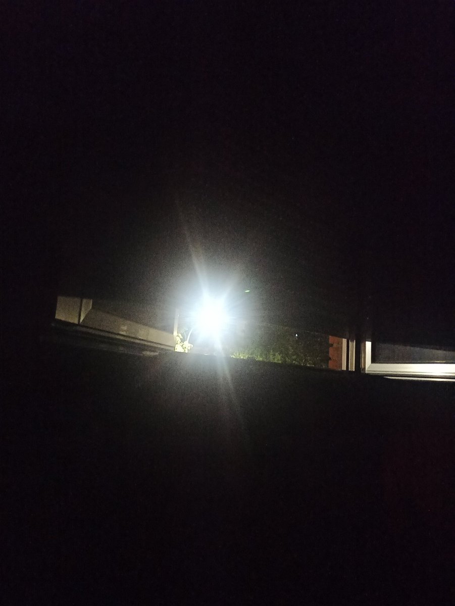 Paulabbaker1's tweet photo. @AytoFuenlabrada hola! Veréis ahora en verano que se duerme con la ventana abierta lo tengo súper difícil porque literalmente una farola me alumbra la almohada. Y si bajo la persiana me aso. Se puede tapar de alguna forma? Gracias!! https://t.co/SI0yPGyk97