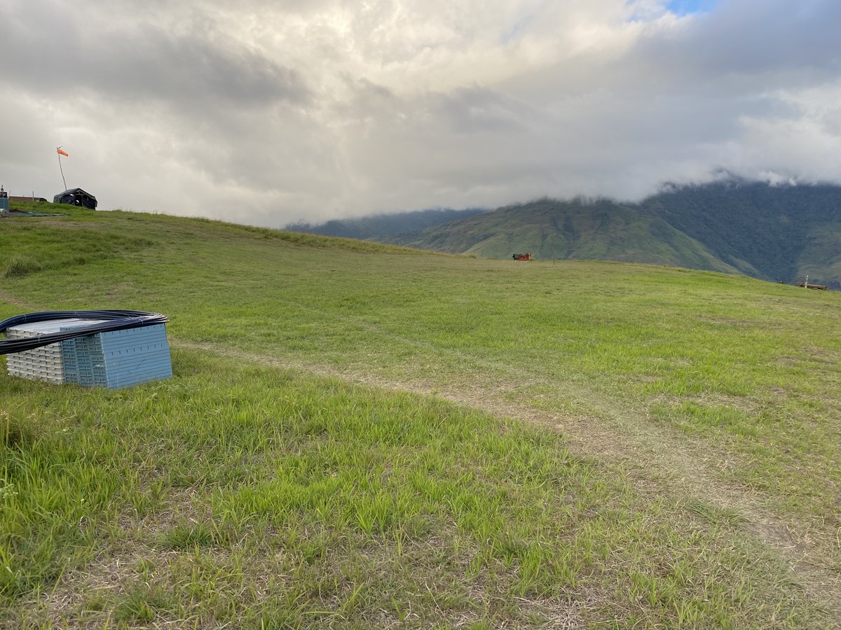 LclResources's tweet photo. Kusi hole 5, the first drill hole extending into the ‘unknown’ masked under northern cap rock, has delivered some great gold values. See today’s ASX release. https://t.co/TiSSc7yRLo
Photo near hole 5 drill pad - PNG is not all jungle. https://t.co/1URLBL8COs