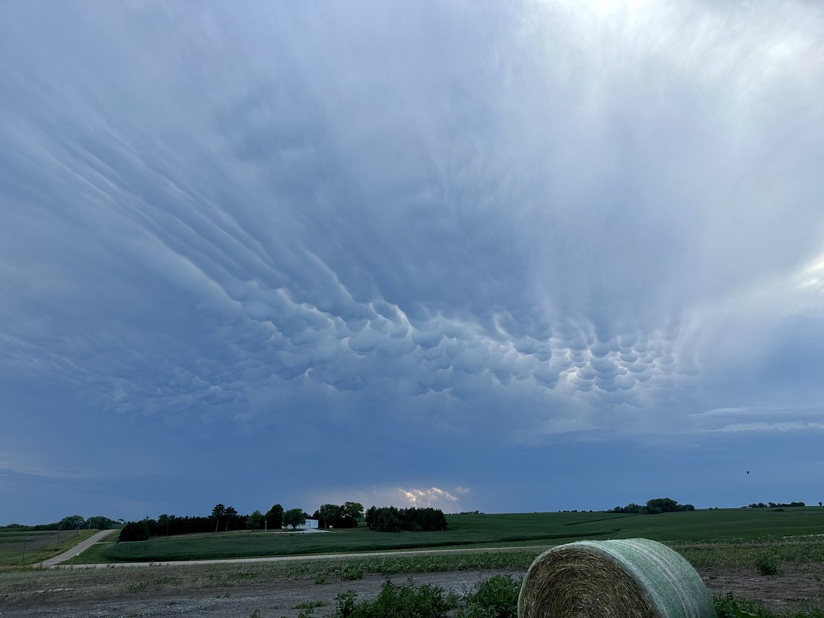 kevincerickson's tweet photo. ⁦@KenSiemek⁩ ⁦@BradAnderson_WX⁩ east of Pickrell, NE looking W/NW https://t.co/O9BFmkPt6i
