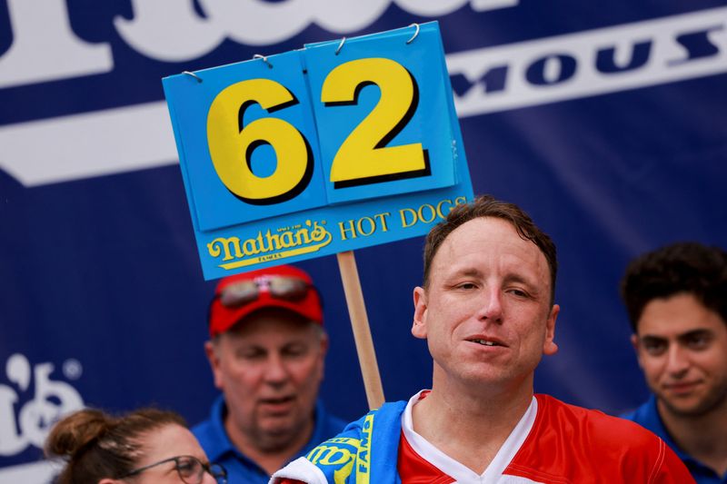 RT @AOL: Hot dog-eater Joey Chestnut wins July Fourth title with 62 franks https://t.co/PeUZ4TvBEJ https://t.co/XeCJ2gmoiU