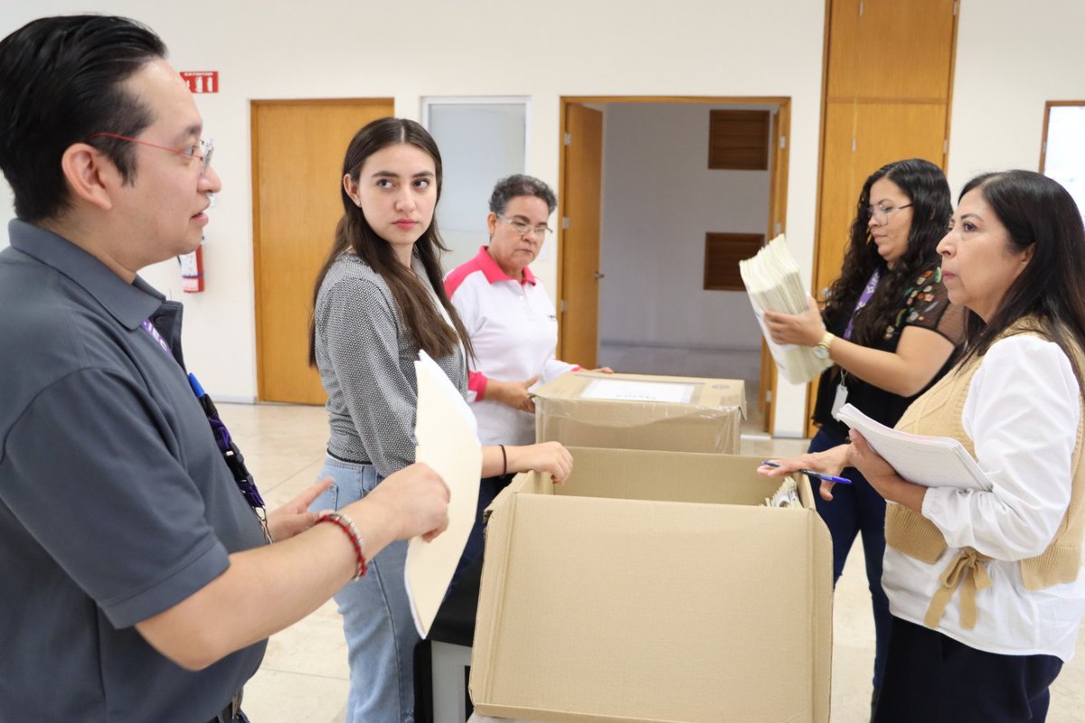 INECoahuila's tweet photo. #EnEsteMomento se lleva a cabo la recepción de las listas nominales que el INE Coahuila entregó al @IEC_Coahuila durante el Proceso Electoral Local 2022-2023, esto para su lectura y destrucción de acuerdo a los procedimientos establecidos. https://t.co/UGQpDwpAAV