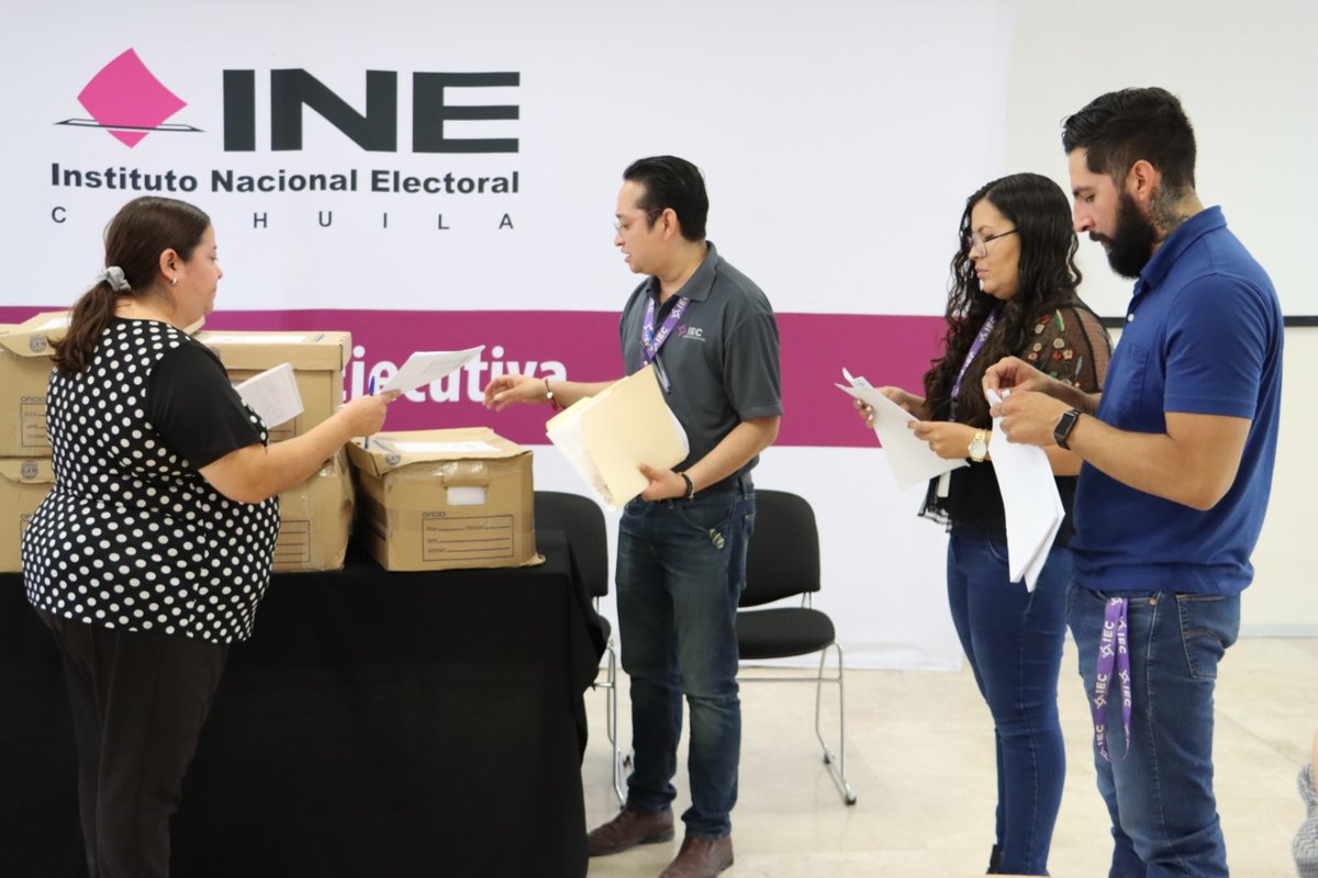 INECoahuila's tweet photo. #EnEsteMomento se lleva a cabo la recepción de las listas nominales que el INE Coahuila entregó al @IEC_Coahuila durante el Proceso Electoral Local 2022-2023, esto para su lectura y destrucción de acuerdo a los procedimientos establecidos. https://t.co/UGQpDwpAAV