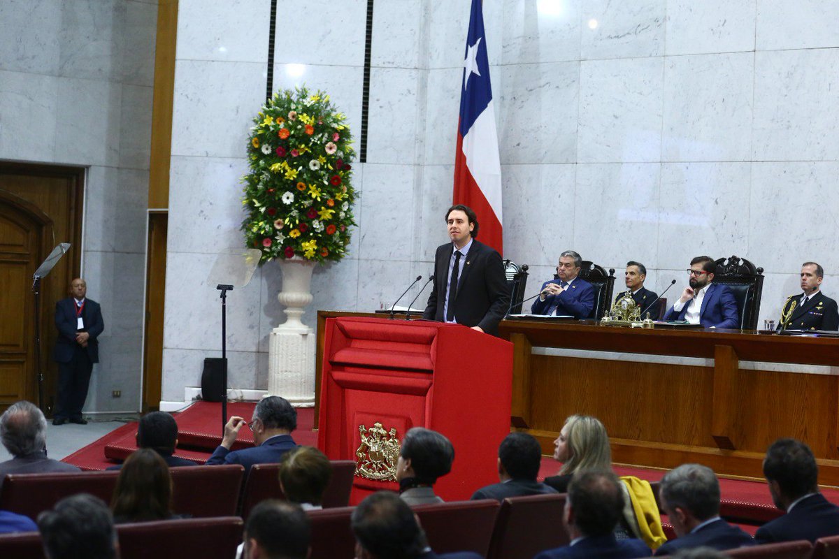 vladomirosevic's tweet photo. Cuando asumí presidencia de la @Camara_cl me comprometí priorizar leyes deseguridad sin importar de donde vengan. Izquierda, centro o derecha. Aprobamos la ley antinarcos, anti loteos brujos y fortalecer el control de la migraciónirregular, entre otras. #CuentaPúblicaCongreso https://t.co/8EuynOalsZ