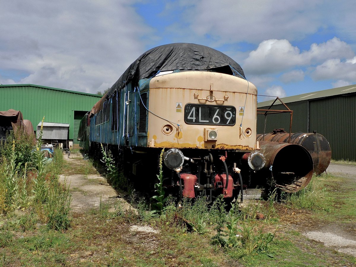 kingy69beard's tweet image. For #MidweePeak here are examples of #class44 #class45  and #class46 courtesy of the Northern heritage tour. D4 is at @midrlybutterley , 45108 at @eastlancsrly  and 46035 aka 97403 IXION at @peakrail1