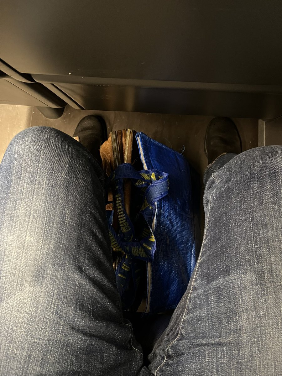 Zit je dan op je verjaardag kletsnat geregend in de trein (want autopech) met een koeltassie lekkers van <a href="/rijkhoffbanket/">rijkhoffbanket</a> voor je collega’s. 😁