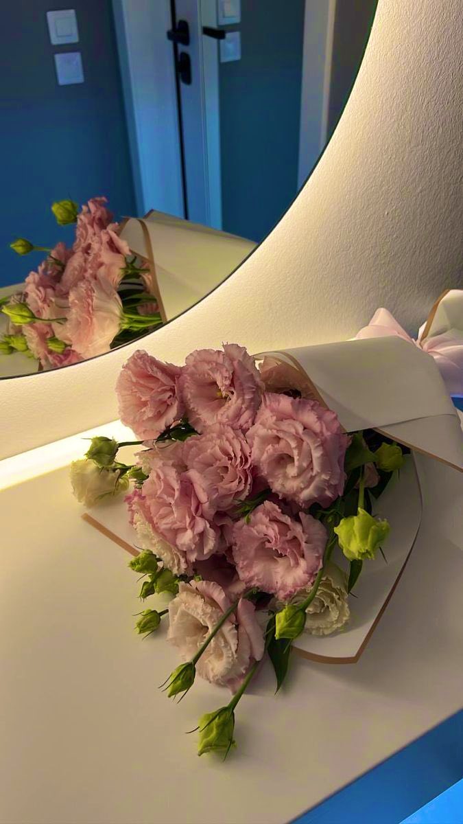 منذ اليوم الذي أدركت فيه مفهوم الخيره وربطت حياتي على مبدأها وأنا بألف خير من الله..لم أعُد أخاف فوات شيء ولا يُحزنني خذلان شيء، تعلمت أن الإنسان كلّما رضي بمقسومه أرضاه الله، يرضيه بطرق لا تخطر على باله لدرجة أنه ينسى ما أحزنه يومًا ويعوضه بما يعلم أنه الأصلح له في وقت حاجته..