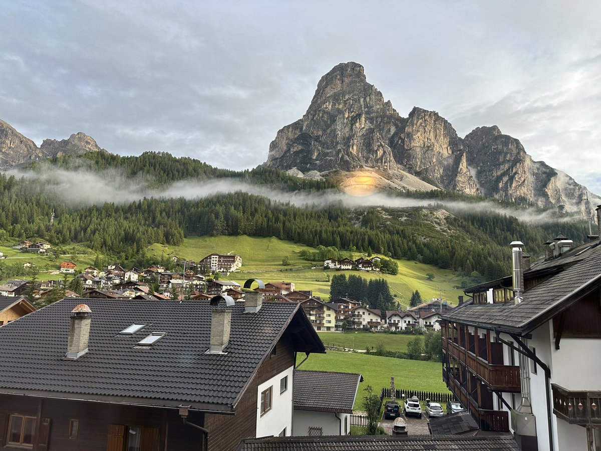 WoodlandGonk's tweet photo. Not bad for a Hotel Room View. #nwfm https://t.co/ZUMmItf4gs