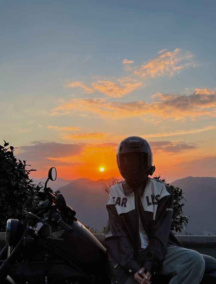 emery_artistian's tweet photo. 無料で夕日を鑑賞🌅🌅
#レトロバイク
#retromotorcycle
#バイク乗りとして自己紹介 https://t.co/ngCmyAX9EM