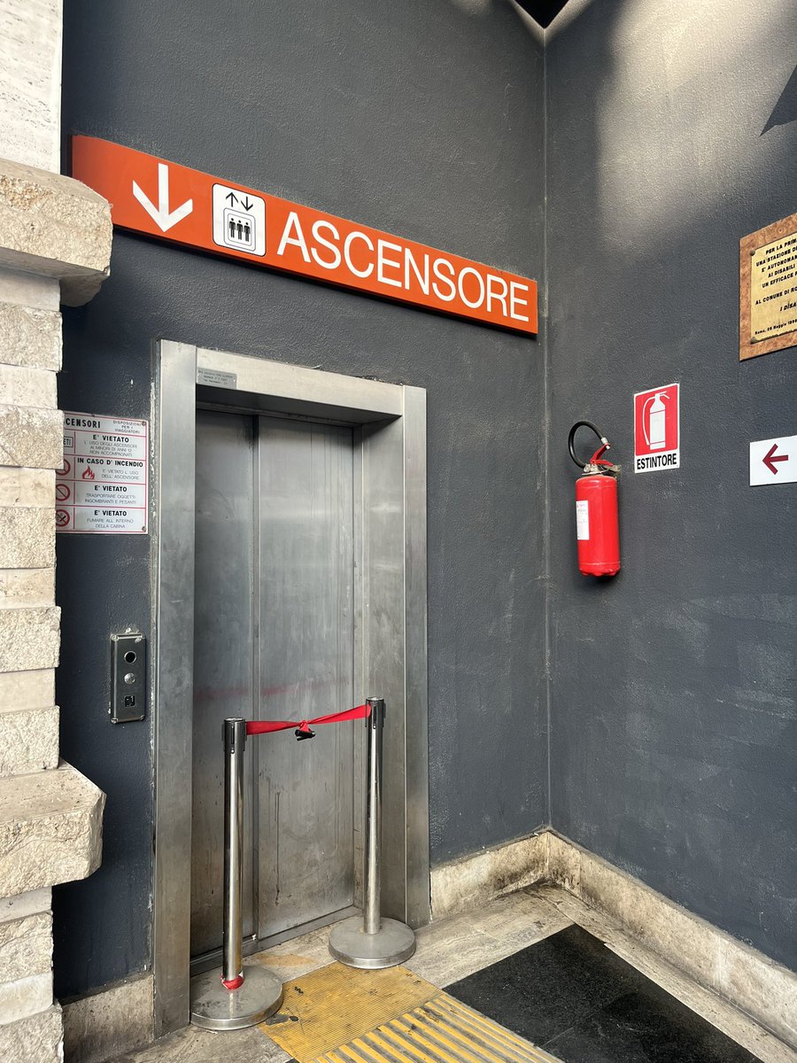 juliaemaya's tweet photo. Stazione Cipro..metro A, benvenuti nel terzo mondo! #romafaschifo #atac #gualtieri https://t.co/PIxTSn9xUC