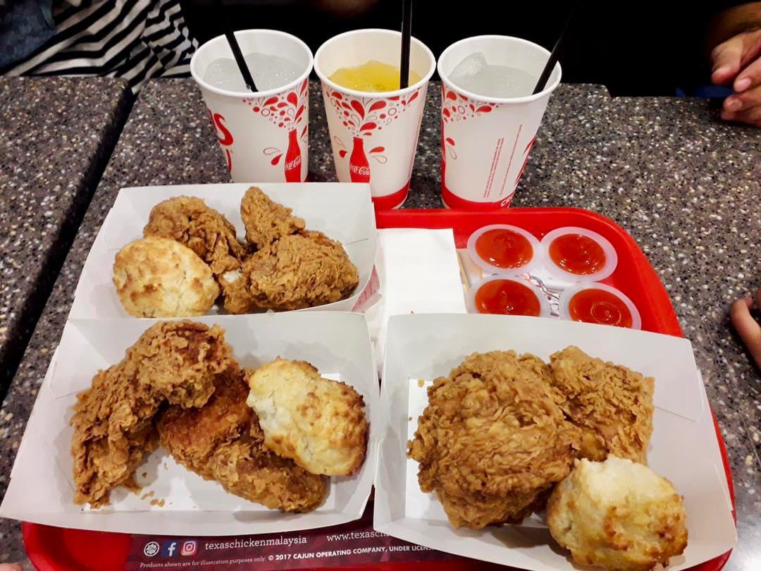 MalaysianFoods's tweet photo. Promosi Texas Chicken 3 Set Ayam RM33 je?!! 

Sempena hari ayam goreng sedunia Setia 1 set ada 2 ketul siap ada air dengan mashed potato tu..

Jommm serbuu! https://t.co/riZmv6kfL8

📍Texas Chicken Malaysia 
Hari Khamis 6/7/2023 https://t.co/L9kdFQ8dEg