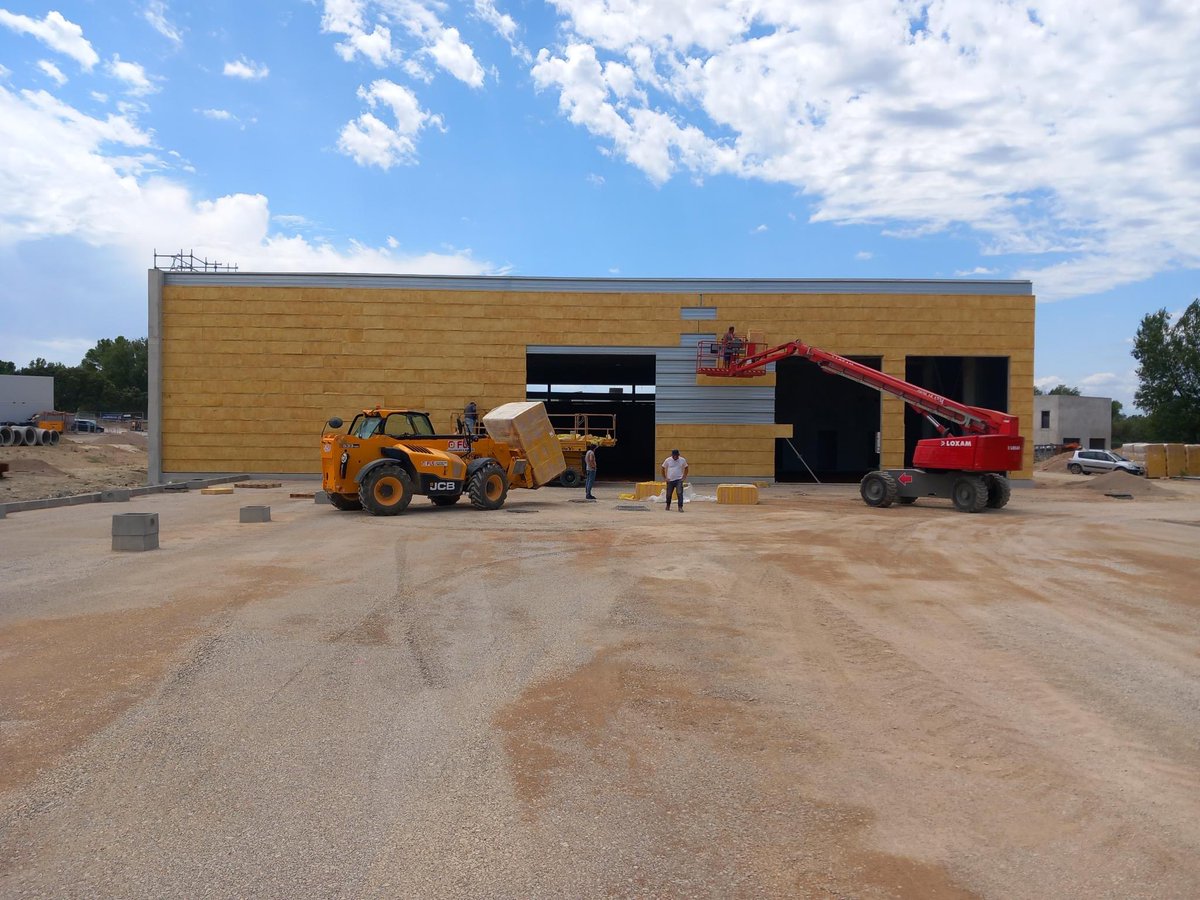 PompiersHerault's tweet photo. #Travaux|| A #Gignac les bâtiments du #CEIFOR  prennent forme En images le centre de #Secours &amp; de logistique bardage &amp; toiture terminés🚧👷‍♂️🏗️ https://t.co/bYbCT51zOW