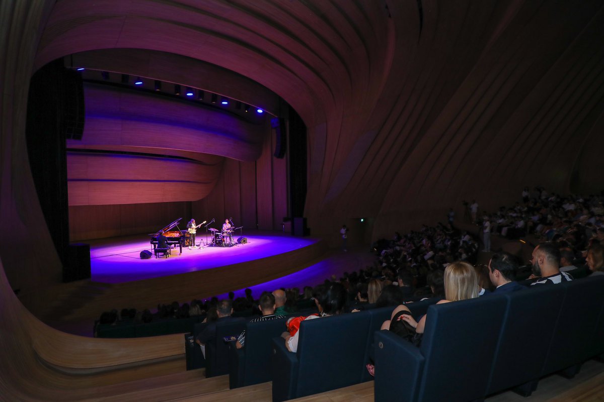 HA_Center's tweet photo. Heydər Əliyev Mərkəzində Beynəlxalq Bakı Yay Caz Günləri çərçivəsində məşhur caz pianoçu Alfredo Rodriges çıxış edib.
#heydaraliyevcenter #heydereliyevmerkezi #jazzdays #concert https://t.co/XmWlbULFIG