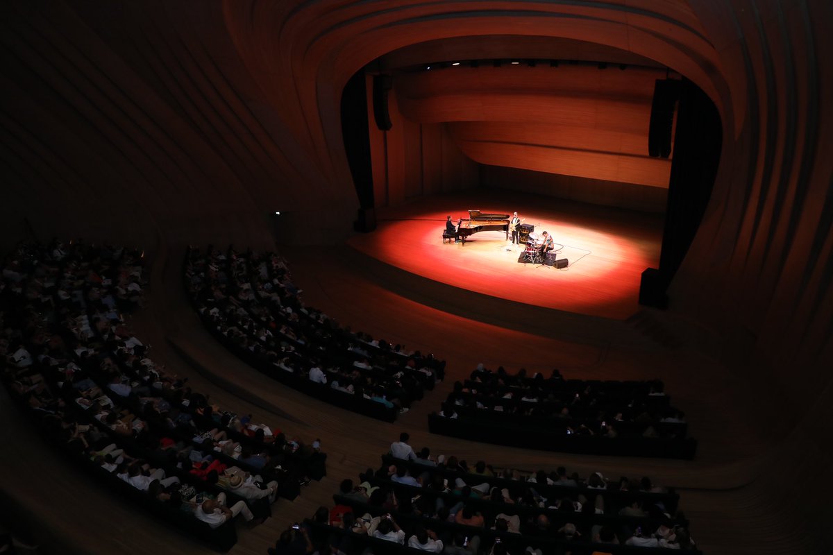 HA_Center's tweet photo. Heydər Əliyev Mərkəzində Beynəlxalq Bakı Yay Caz Günləri çərçivəsində məşhur caz pianoçu Alfredo Rodriges çıxış edib.
#heydaraliyevcenter #heydereliyevmerkezi #jazzdays #concert https://t.co/XmWlbULFIG