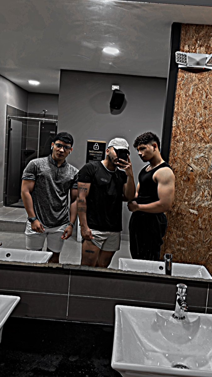MarrugoVizcaino's tweet photo. Gym Night !! #Gymguys #gymmotivation #gymbody #Colombia #ColombiaBoy https://t.co/htQ2ht1eJD