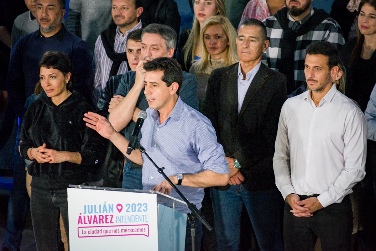 aJulianAlvarez's tweet photo. Junto a Máximo Kirchner, @wadodecorrido, @mayrasmendoza, @OmarGaldurralde, @fotermin y cientos de compañeros y compañeras presentamos nuestra lista de @UnionXLPlanus, en el Club Armonía de Monte Chingolo. https://t.co/RXbb8qMoFH