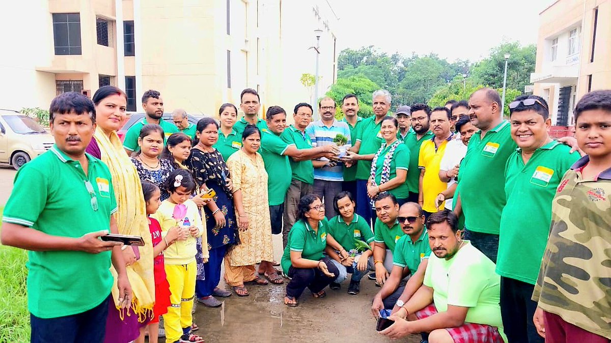 GreenPurnea's tweet photo. #ग्रीन_पूर्णिया टीम के तरफ से इस #मानसून में प्रत्येक दिन सैकड़ो पेड़ लगाए जा रहे है, रविवार के दिन रिकॉर्ड 281 पेड़ लगाए गए तथा 100 पेड़ लोगों में बाटे गए।

पॉलिटेक्निक कॉलेज 200 पेड़, ठकुरबाड़ी 10 पेड़, रामबाग 26 पेड़, इंडोर स्टेडियम 15 पेड़,
रेलवे स्टेशन कैंपस 30 पेड़ लगाए गए। https://t.co/VTkRx7EcJM
