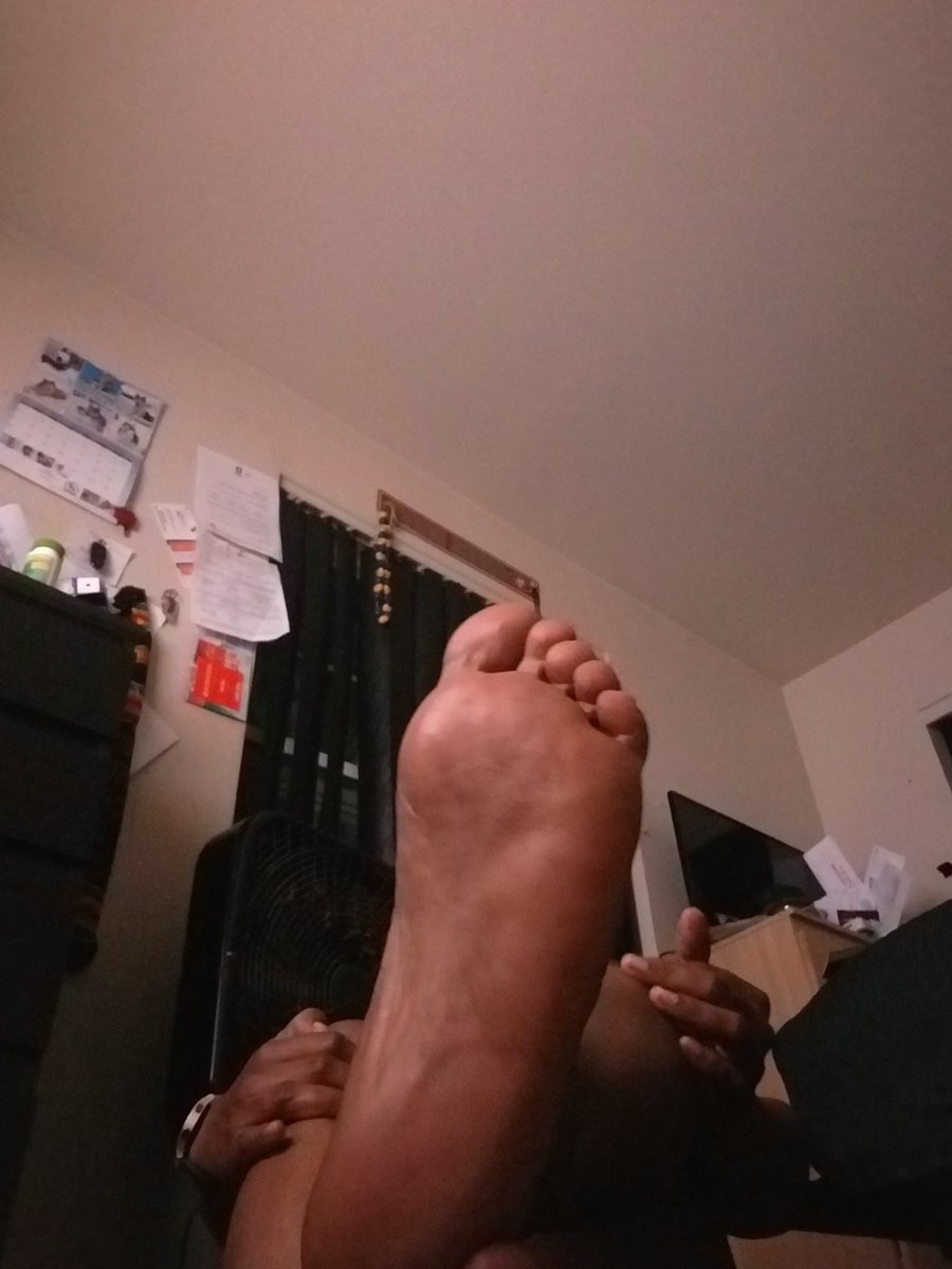 chocobaby71's tweet photo. Don't mind the room, just look at these #soles 

#feet_lover #feetcontent #soles #feetfinder #feetpic https://t.co/PDSYqtUeil
