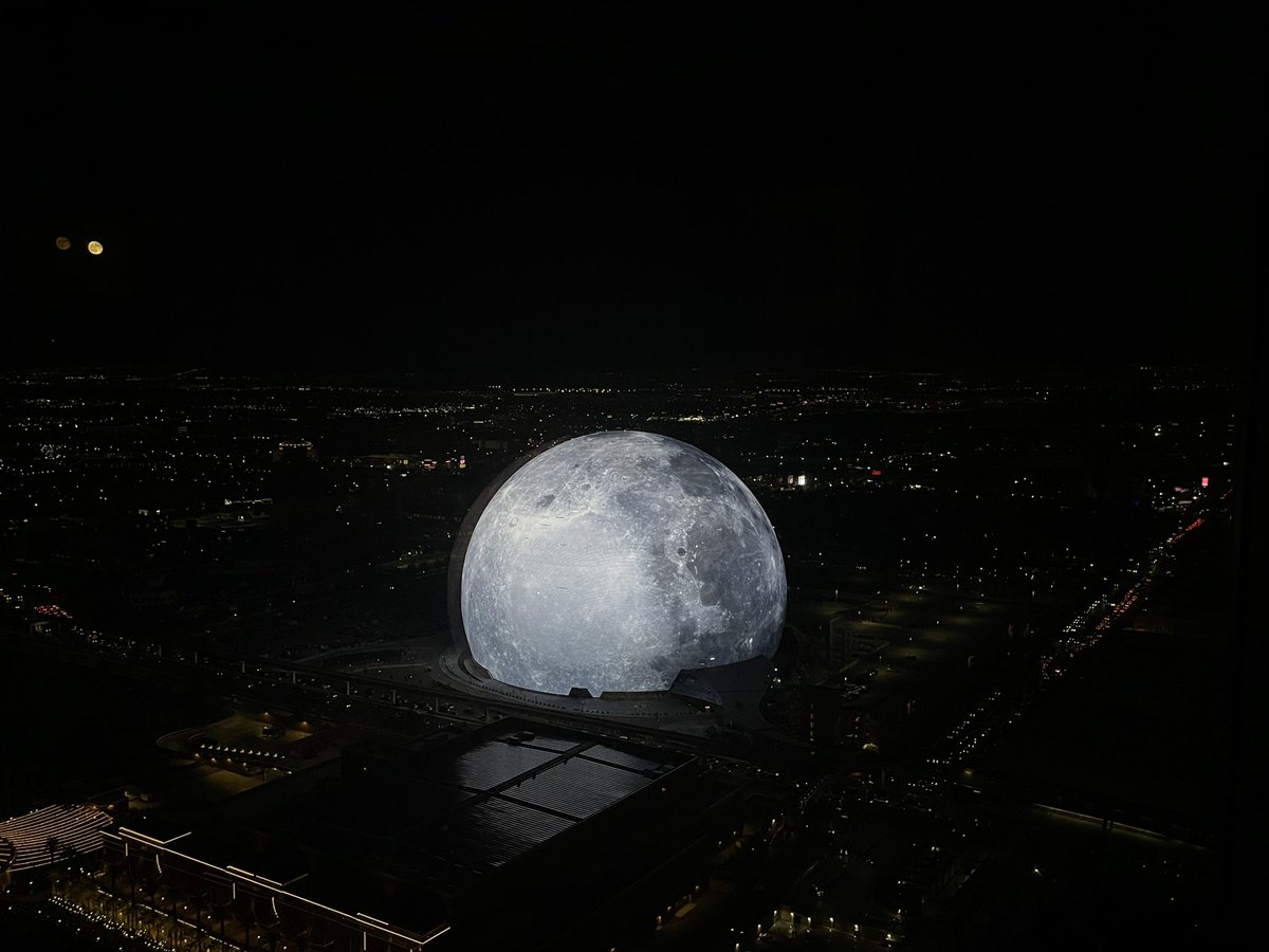 hatboxghostie's tweet photo. GRU ACTUALLY STOLE THE MOON AND PUT IT ON THE VEGAS STRIP ?! @SphereVegas https://t.co/4izkRuChiK