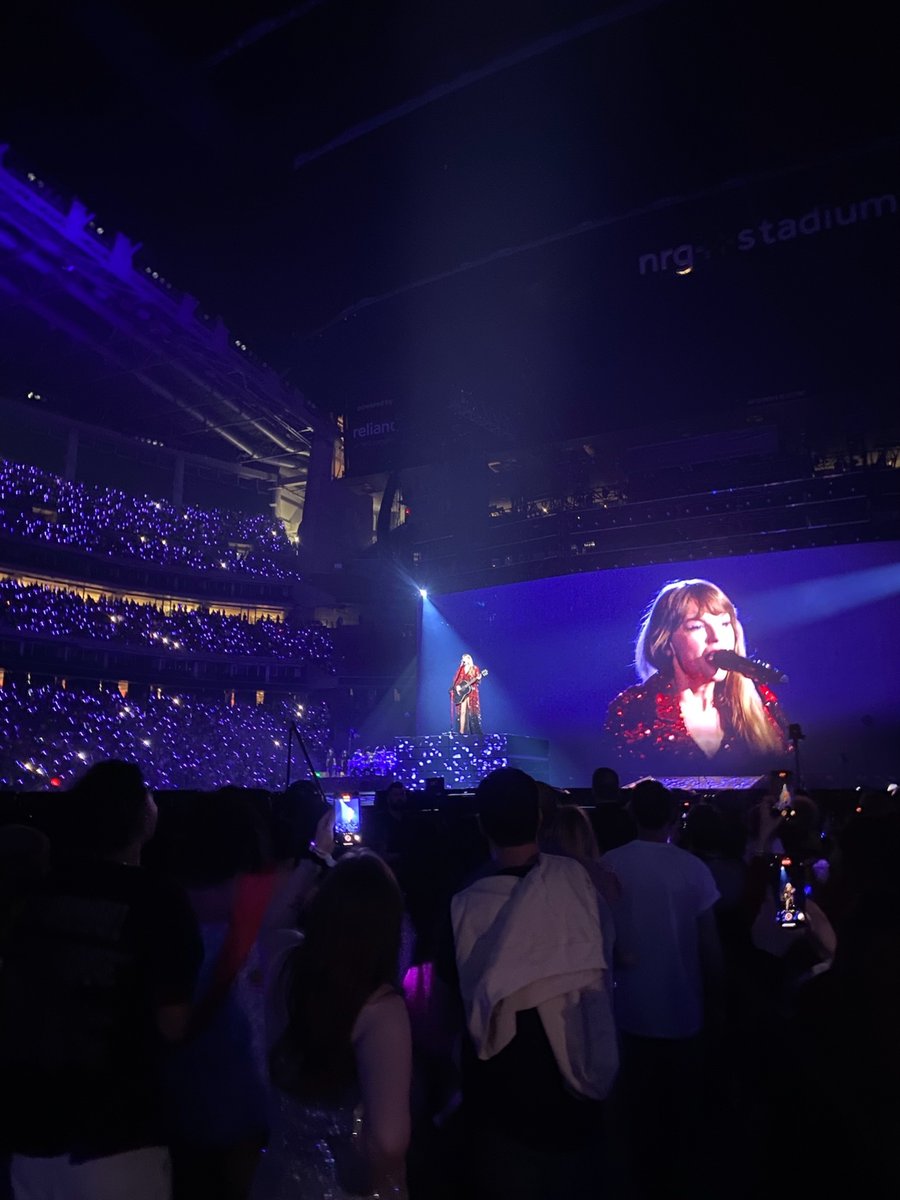 KitKatCooley's tweet photo. @hushmirrorball section E row 3 on the end of the row, centered between the diamond and the T. was a fantastic view of the entire stage! https://t.co/wJWOrf8wzQ